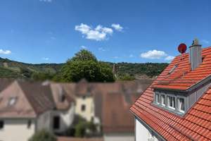 Charmante 3-Zimmer-Dachgeschosswohnung mit traumhafter Aussicht über Uhlbach – Die vollständige Adresse der Immobilie erhältst du vom Anbieter., 70329 Uhlbach, Stuttgart – Vorschaubild 2