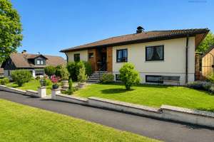 Exklusiver Bungalow mit Einliegerwohnung, Pool und vielseitigen Nutzungsmöglichkeiten