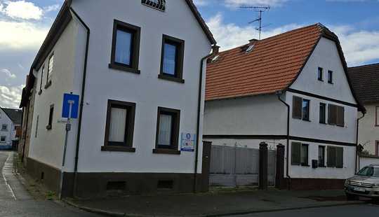 Bild von Großes Grundstück mit meheren Gebäuden.