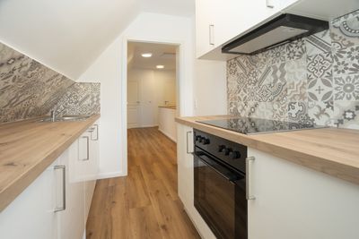 Erstbezug nach Vollsanierung: DG-Wohnung mit Einbauküche, Terrasse und Garten