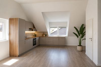 Helle Geräumige 3 Zimmer DG-Whg mit Balkon & Stellplätze