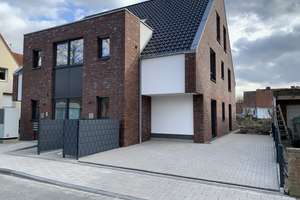 Helle lichtdurchflutete Erdgeschosswohnung mit Terrasse und Garten