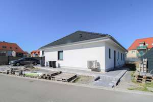 
Modernes Wohnen auf einer Ebene – Stilvoller Neubau-Bungalow in ruhiger Lage – Die vollständige Adresse der Immobilie erhältst du vom Anbieter., 6766 Bitterfeld-Wolfen – Vorschaubild 2