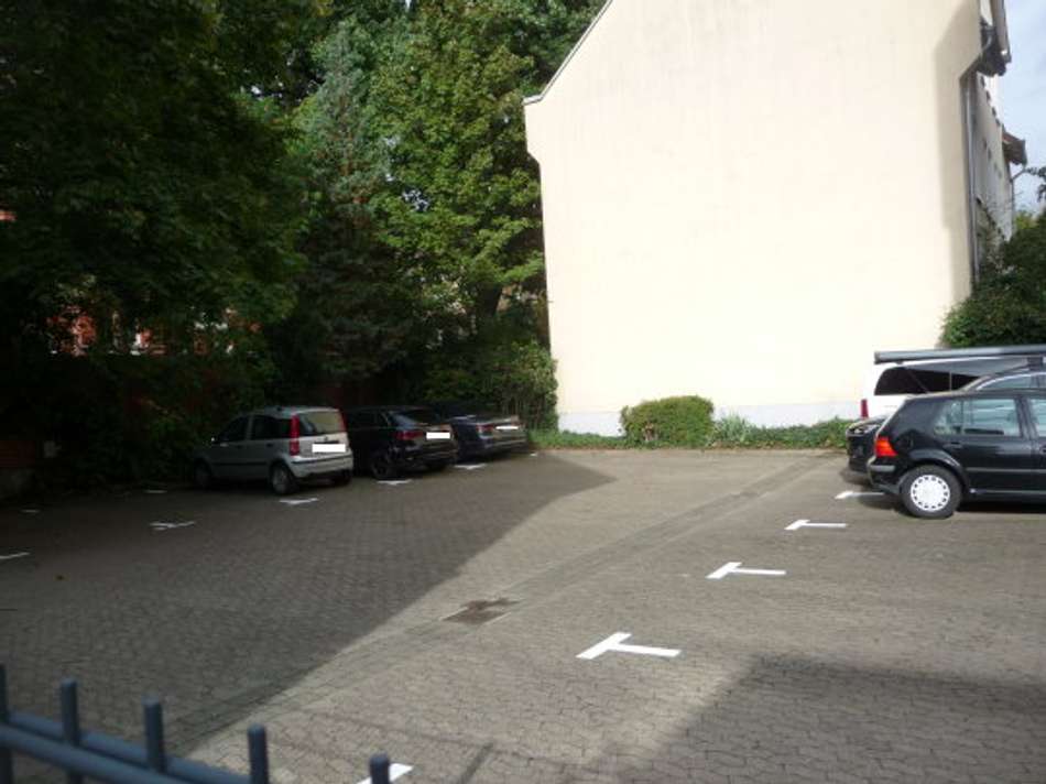 Parkplätze hinter dem Haus