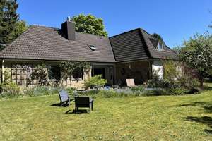 Haus auf uneinsehbaren Grundstück mit altem Baumbestand