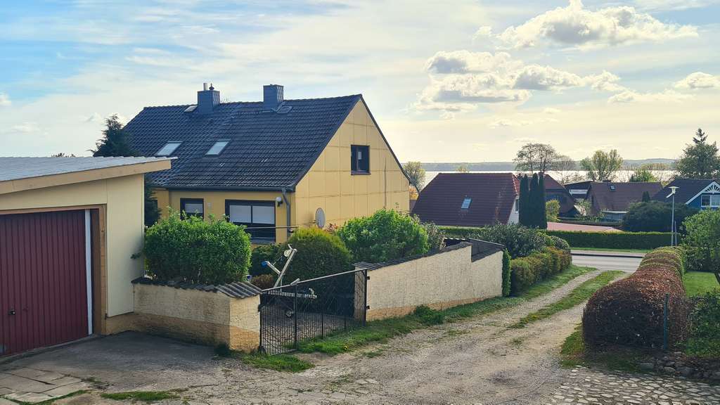 Immobilie in Malchin - Doppelhaushälfte mit Seeblick und Bootsschuppen am Kummerower See - Bild 1