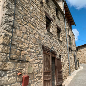 Wunderschönes, komplett renoviertes Dorfhaus in Guialmons (Les Piles) zu verkaufen.