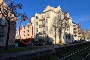 Moderne City-Wohnung mit Penthouse-Charakter und Balkon mit Herkulesblick!