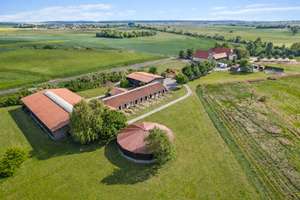 Landleben de luxe: Geschmackvoll saniertes Hofgut mit Reitanlage und Weiden soweit das Auge reicht – Die vollständige Adresse der Immobilie erhältst du vom Anbieter., 61209 Echzell – Vorschaubild 4