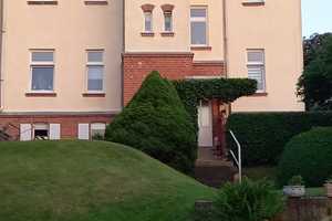 schönes gepflegtes Mehrfamilienhaus mit wunderschön angelegtem Hinterhof / Garten in Plauen – Plauen – Vorschaubild 1