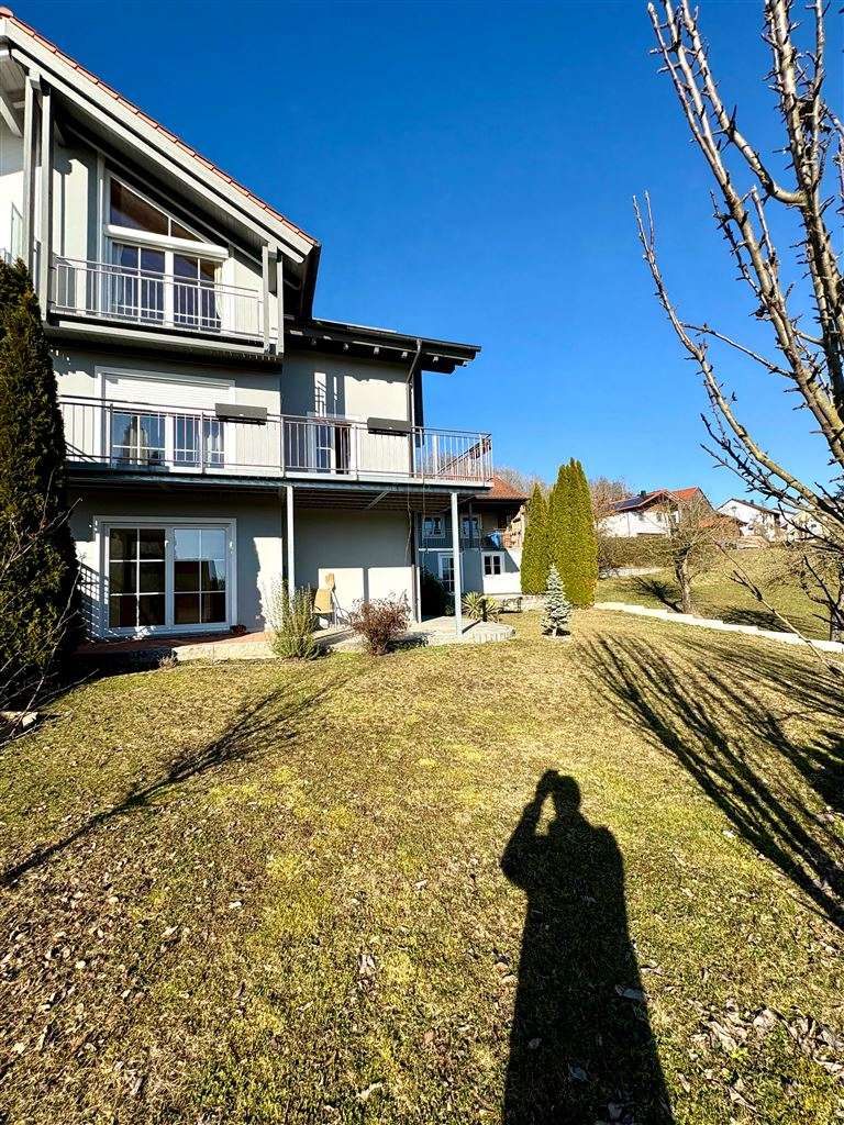 Immobilie in Marklkofen - Einziehen und wohlfühlen! DHH mit malerischem Ausblick auf den Steinberger See in Warth/Marklkofen - Bild 1