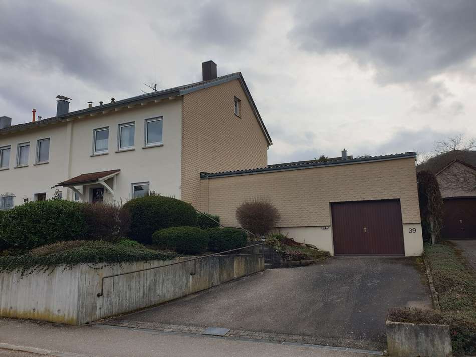 Nordseite mit Garage