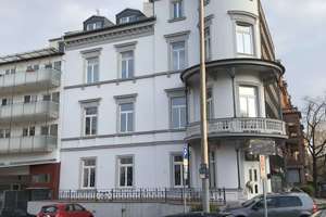 Charmante 2-Zimmer Altbau Wohnung in zentraler Top-Lage: Aufzug, neue EBK, neues Bad, Stellplatz