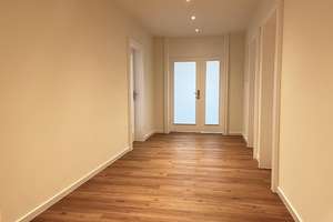 Neues Familien-Zuhause! Modernisierte 4 Zimmer mit Umlaufbalkon, 2 neue Bäder, neuer Boden, Aufzug – Krohstraße 2, 50968 Bayenthal, Köln – Vorschaubild 8