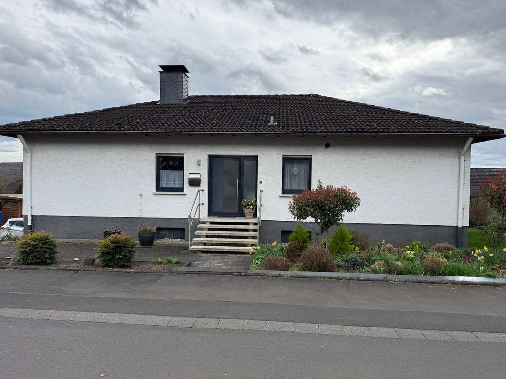 Immobilie in Weimar (Lahn) - Einfamilienhaus mit 4-5 Zimmern in Niederweimar - Bild 0