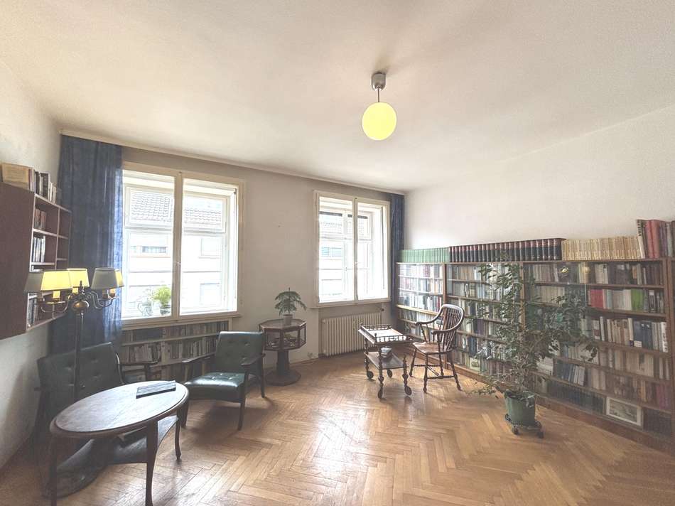 Wohnzimmer mit hohen Decken