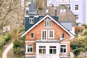 Die Tür zu einem charmanten Schlößchen im Blankeneser Treppenviertel  – Die vollständige Adresse der Immobilie erhältst du vom Anbieter., 22587 Blankenese, Hamburg – Vorschaubild 2