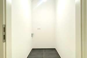 Lichtdurchflutete  Drei-Zimmer-Erdgeschosswohnung mit sonniger Terrasse – Die vollständige Adresse der Immobilie erhältst du vom Anbieter., 81543 Siebenbrunn, München – Vorschaubild 8