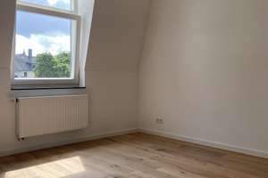 *** Frisch renovierte 3-Zimmer-Dachgeschosswohnung - günstig & zentral *** – Fürstenstr 16, 42277 Oberbarmen, Wuppertal – Vorschaubild 2