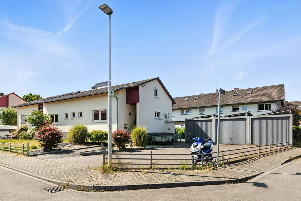 Immobilie in Rastatt - Doppelhaushälfte mit Drei Doppelgaragen und großem Grundstück in Rastatt - Bild 1