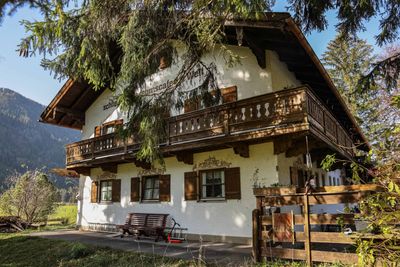 Sonnig gelegenes, sanierungsbedürftiges Anwesen mit Panoramablick und zusätzlichem Baurecht