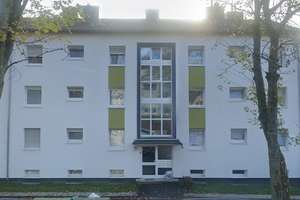 ab  sofort: teilrenovierte, helle, gut geschnittene 3ZKB Wohnung mit Balkon & Keller (Whg 11)