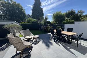 Modernisiertes Reihenendhaus mit Südgarten, Kamin, Klimaanlage, Dachterrasse und 2 Garagen