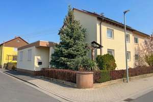 Attraktive Doppelhaushälfte mit Einliegerwohnung und guter Energieeffizienz