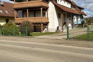 **Doppelhaushälfte mit zwei Wohneinheiten in Bahnhofsnähe von Kollmarsreute**