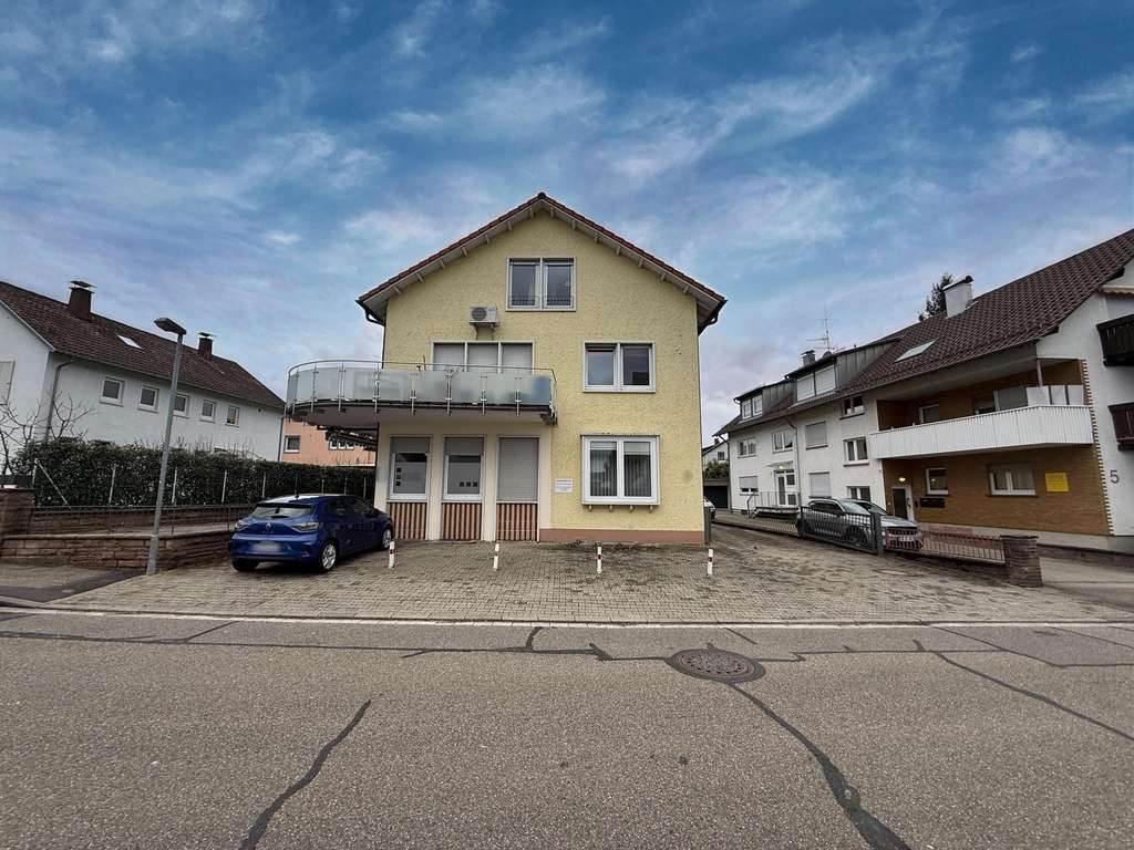 Immobilie in Kuppenheim - Attraktive Kapitalanlage: MFH mit Praxis, 4 Wohnungen & Garagen - Bild 1