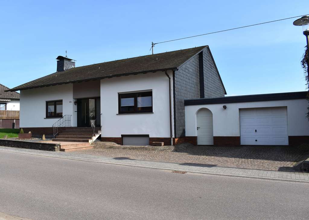 Immobilie in Orenhofen - Gepflegtes Einfamilienhaus mit Einliegerwohnung in Orenhofen - Bild 1