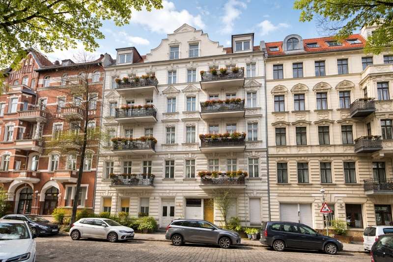 CHARMANTE 3-ZIMMER-ALTBAUWOHNUNG IN NEUKÖLLN - DENKMALGESCHÜTZT MIT RENOVIERUNGSPOTENZIAL, Berlin – Bild 1