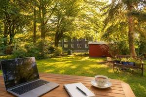 Ein eigener Garten mit Terrasse und Abendsonne.