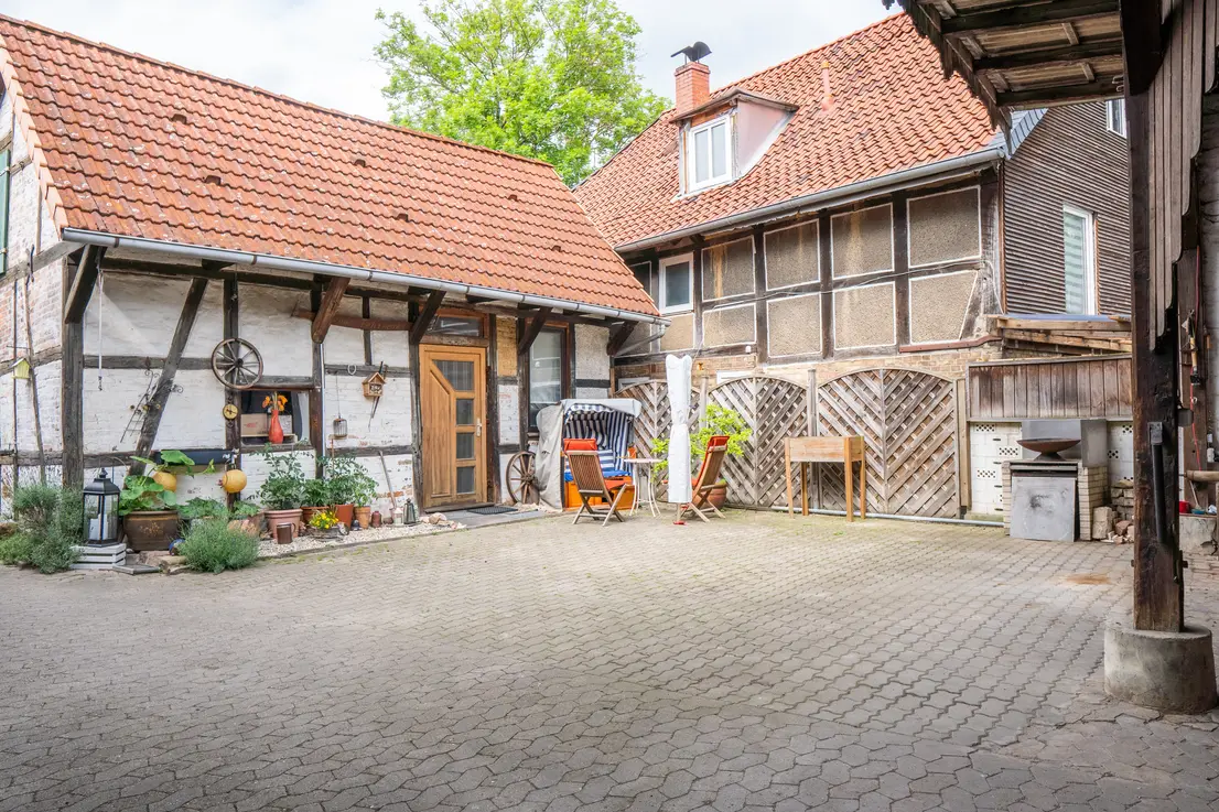 Innenhof mit Platz für mehrere Fahrzeuge
