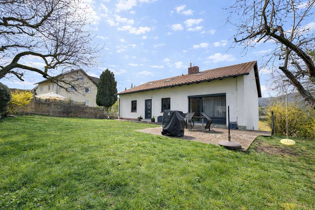 Immobilie in Gemünden am Main - Flexibles Zweifamilienhaus mit getrennten Eingängen – ideal für Eigennutzer & Kapitalanleger! - Bild 0