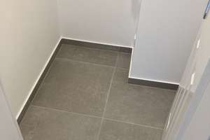 FRIEDRICHSHAIN | renovierte 1-Zimmer Wohnung mit Einbauküche, Fischgrätparkett, Stuck | ALTBAU – Die vollständige Adresse der Immobilie erhältst du vom Anbieter., 10249 Friedrichshain, Berlin – Vorschaubild 9