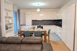 Neuwertige 3-Zimmer-Wohnung, ca. 100 m², EBK, 2 Bäder, Hamburg 22549 – Die vollständige Adresse der Immobilie erhältst du vom Anbieter., 22549 Osdorf, Hamburg – Vorschaubild 2