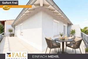 Großer Sonnenbalkon über den Straßen der Stadt