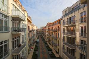 Helle und geräumige Wohnung mit drei Zimmern sowie Balkon und Einbauküche in Berlin Mitte – 10115 Mitte (Ortsteil), Berlin – Vorschaubild 1