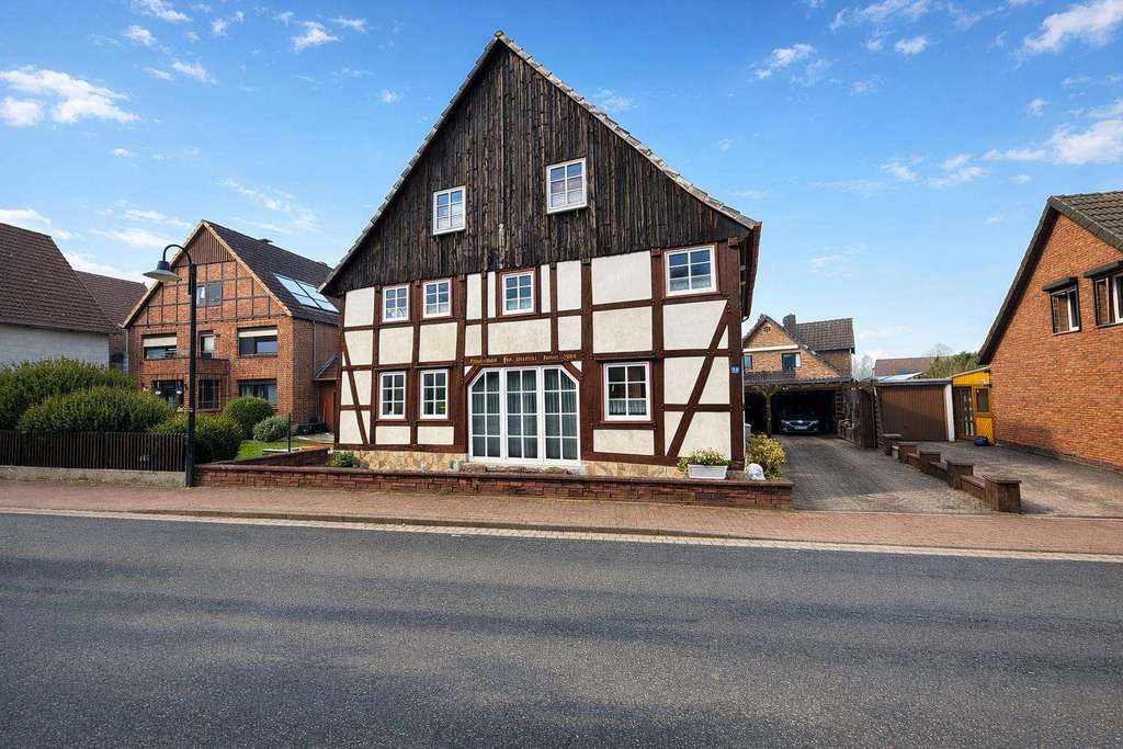 Immobilie in Aerzen - Landhausflair mit bezugsfertiger Dachgeschosswohnung - Bild 0