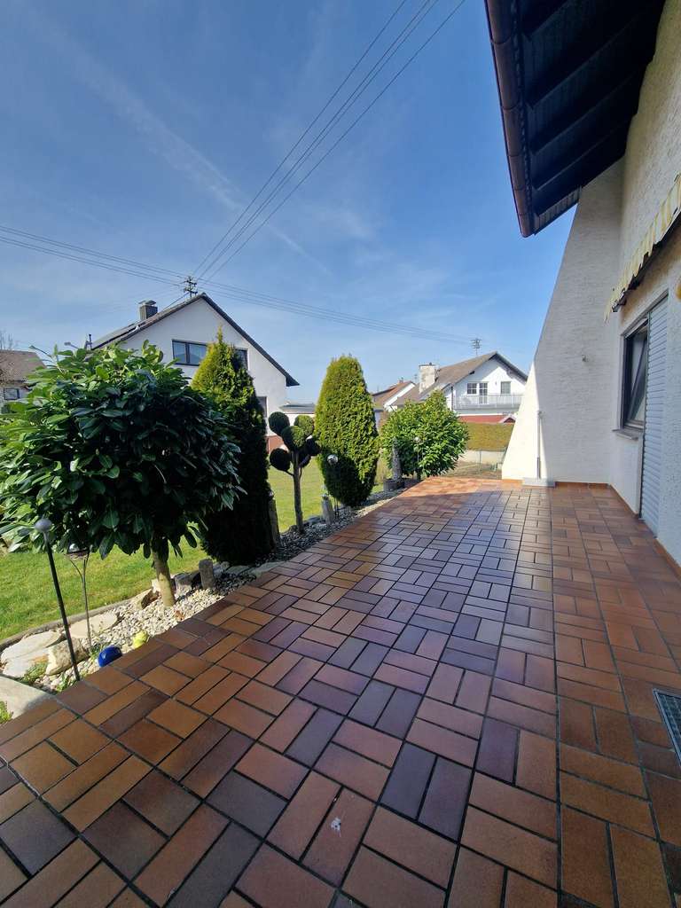 Immobilie in Ichenhausen - Freistehendes Einfamilienhaus mit großem Grundstück, Balkon & Terrasse in  Ichenhausen - Bild 0