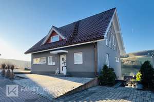 Ankommen und Wohlfühlen – Familienhaus mit Einliegerwohnung & Blick ins Grüne – Die vollständige Adresse der Immobilie erhältst du vom Anbieter., 63874 Dammbach – Vorschaubild 1