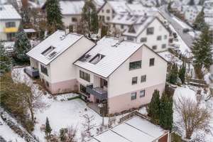 Sehr stark & souverän.
Dreifamilienhaus in Elchingen (Thalfingen)
Drei Wohnungen | 3 Garagen | STP – Junginger Str. 43, 89275 Elchingen – Vorschaubild 3