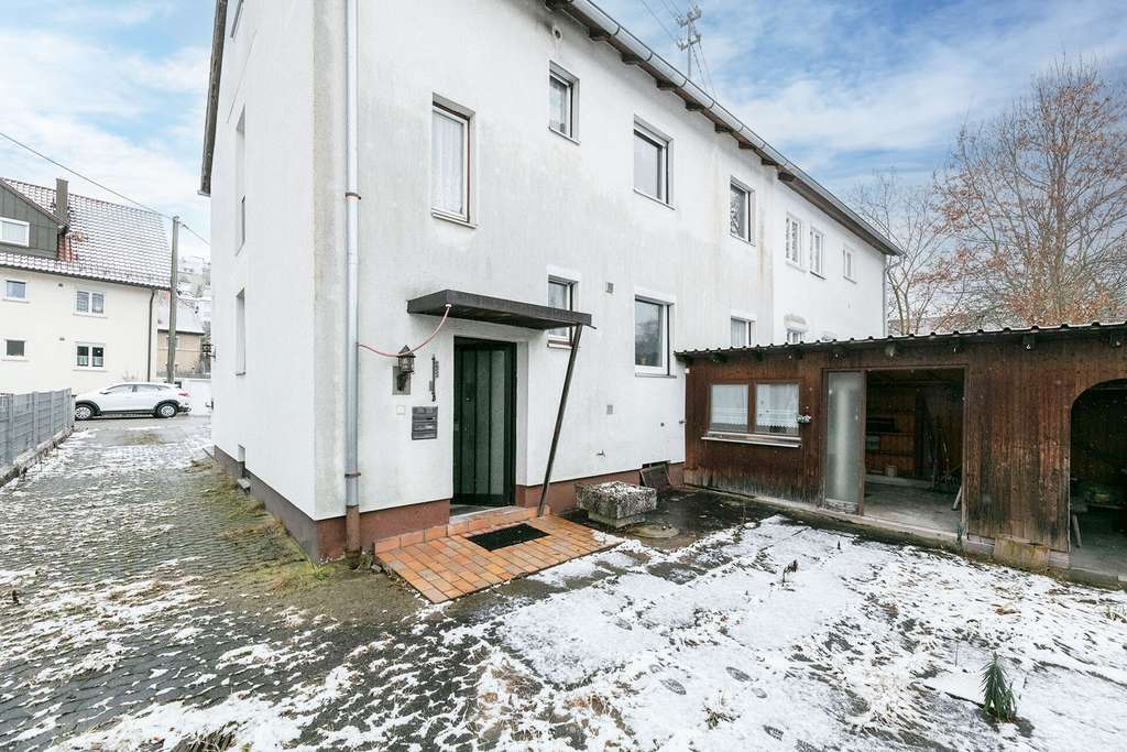 Immobilie in Blaustein - Zwei Einheiten, viele Möglichkeiten: DHH mit Garten und Einzelgarage - Bild 1