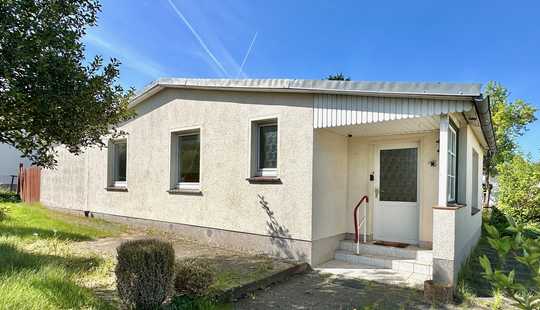 Bild von Kleines Haus, große Möglichkeiten - Bungalow mit Garten und Gestaltungspotential