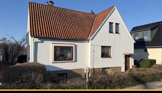 Bild von Einfamilienhaus auf sonnigem Grundstück