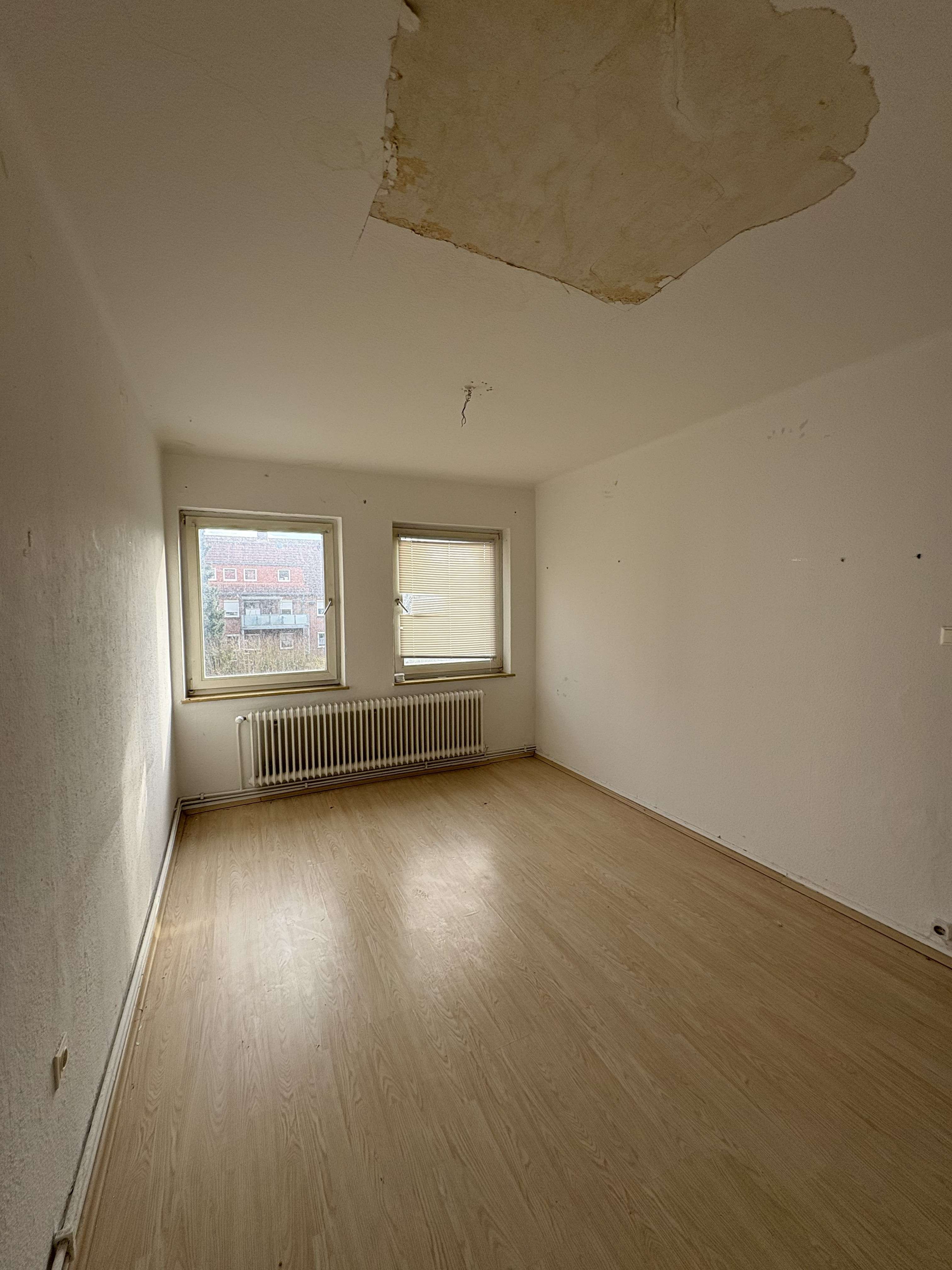 Sanierungsbedürftige 2-Zimmer-Wohnung in guter Lage, Wilhelmshaven – Bild 3