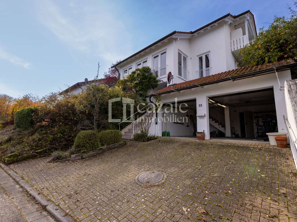 Doppelgarage und Einfahrt