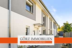 Neuwertiges modernes Townhouse in KFW 40 Standard A+ mit hübscher Terrasse und 2 Stellplätzen – Die vollständige Adresse der Immobilie erhältst du vom Anbieter., 23866 Nahe – Vorschaubild 1