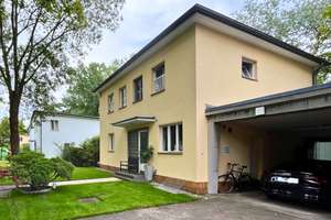 Stadthausklassiker mit Privatsphäre, großem Garten, Stellplätze nahe Park & ÖPNV